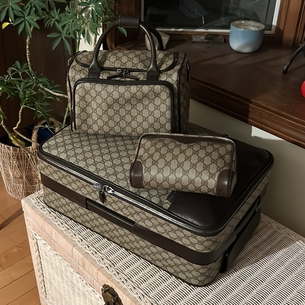 🦁 Gucci GG Supreme Travel Set - Picture 4 of 17